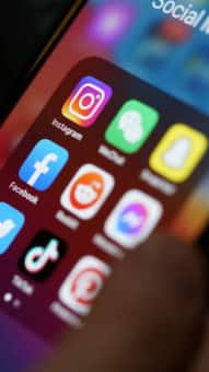 शिक्षक ने WhatsApp Group में लड़की के लिए लिखा ‘हॉट गर्ल’, हुआ ट्रांसफर