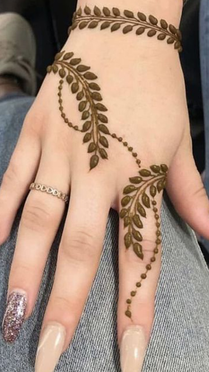 Which are simple and beautiful backhand mehndi designs? - Quora