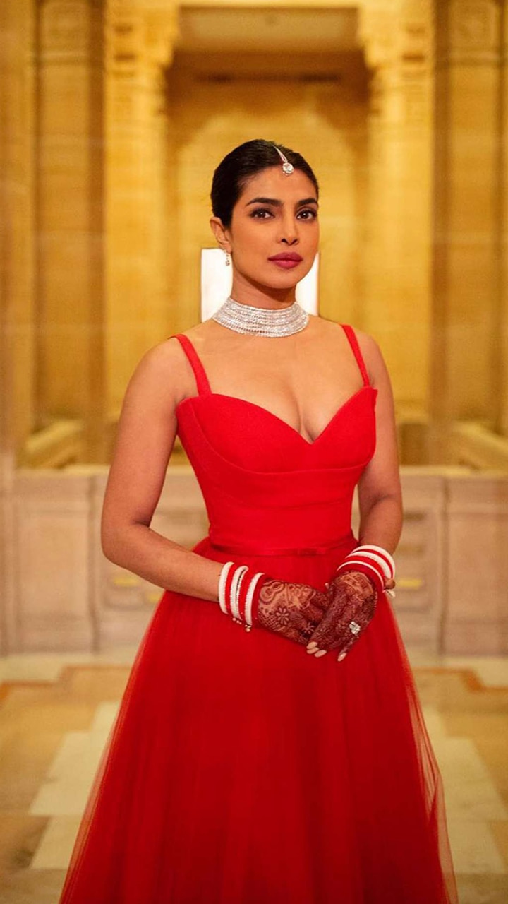 Hot Lady: Bollywood Actress In Red Gown Outfits Looks Nothing Less Than A  Princess, See Pictures
