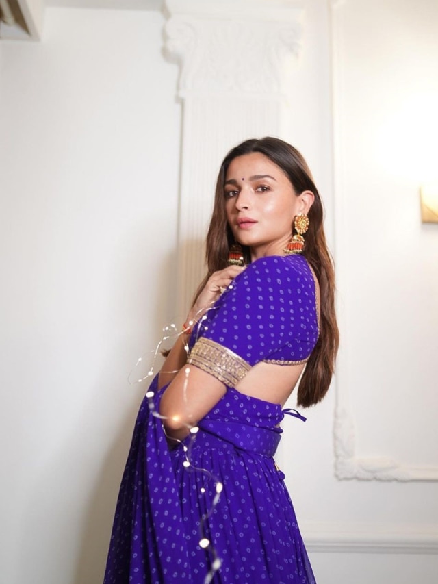 Ruff & Tuff Media Alia Bhatt is beyond gorgeous in bandhani saree and  sleeveless blouse Fashion - Latest Social News: … | Bandhani saree,  Bollywood fashion, Fashion