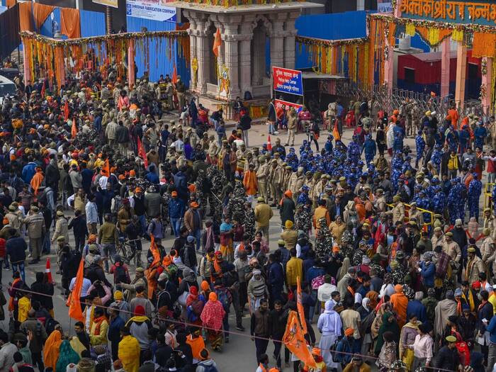 Restrictions Imposed on Vehicles to Ayodhya After Massive Turnout of Devotees Outside Ram Mandir