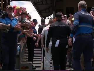 AUS vs PAK: डेविड वॉर्नर का हेलमेट और ग्लव्स मिलते ही खुशी से झूम उठा फैन, वायरल हुआ VIDEO