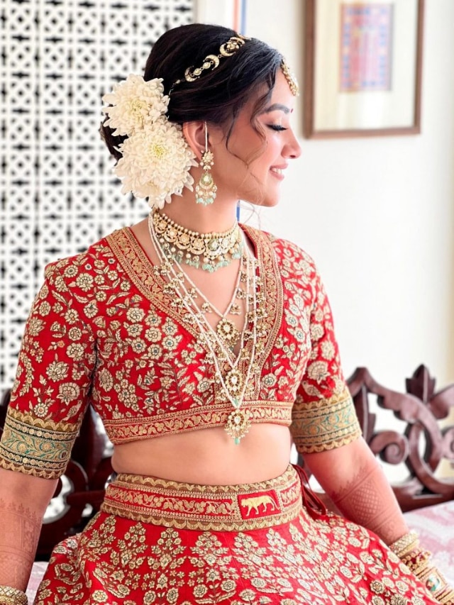 43 Best Matha Patti Designs That Real Brides Wore! - The Urban Life |  Indian bride hairstyle, Indian wedding hairstyles, Indian bridal hairstyles