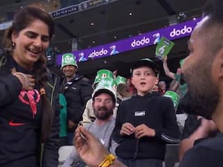 VIDEO: लाइव मैच में घुटने पर बैठकर भारतीय फैन ने गर्लफ्रेंड को किया प्रपोज, क्रिकेटर ने दी कपल को बधाई