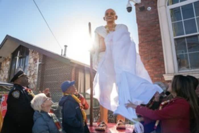 NYC Mayor, Gandhi Statue, Hindu Temple, New York, New York City, Jenifer Rajkumar, Mahatma Gandhi, Shri Tulsi Mandir, Richmond Hill, Indian-American community, Hindus, Indians, New York Police Department, NYPD, Mercedes Benz, Toyota Camry