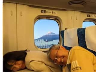 Mt Fuji Photo: प्लेन से ज्वालामुखी की तस्वीरें खींच रहा था शख्स, बुजुर्ग कपल ने कर दिया ऐसा काम, तस्वीर वायरल