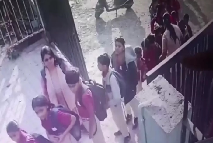 Vadodara Boat Capsize CCTV Shows Students Of New Sunrise School Lining   Vadodara Tragedy 