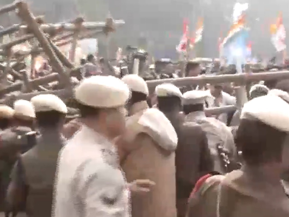 Clash Between Police And Congress Workers After Rahul Gandhi