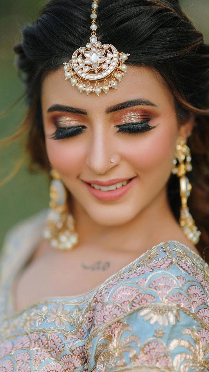 45+ Trending Maang Tikka Designs worn by Real Brides (All Kinds & Sizes) |  Indian hairstyles, Indian wedding hairstyles, Engagement hairstyles