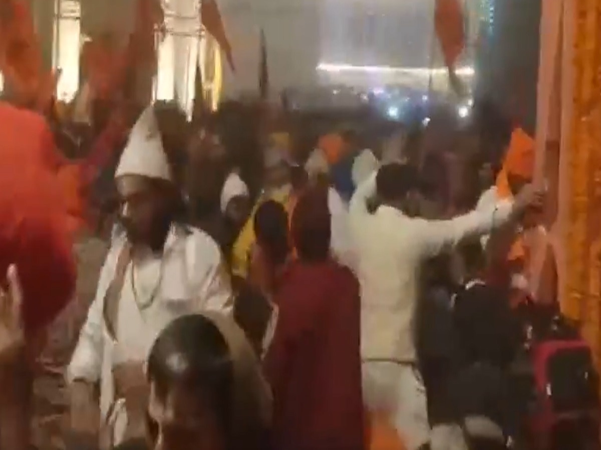 Watch Heavy Rush Outside Ayodhya Ram Mandir As Devotees Thong Temple To Offer Prayers To Ram Lalla