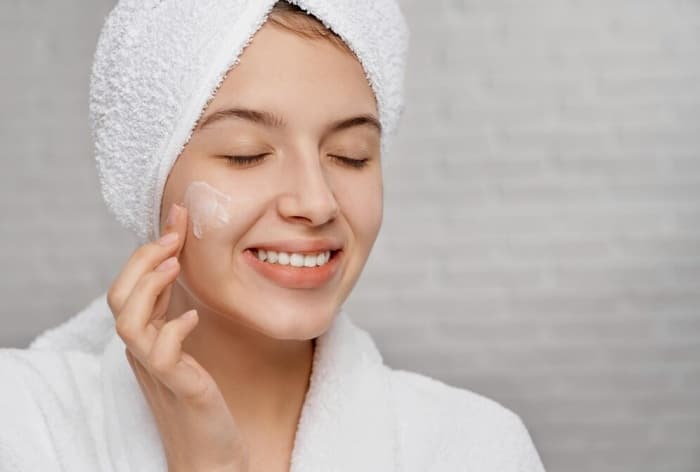 Dry, Dehydrated Skin in Winters? 5 Causes and Tips to Ensure it is Moisturised in Colder Months