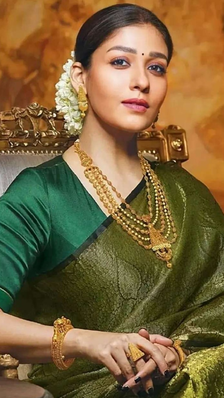Red silk saree with green blouse perfect combination for an Indian bride.  Light necklace and … | Saree hairstyles, Wedding blouse designs, Silk saree  blouse designs