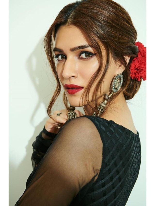 Chic And Swanky Hairstyles Of Kriti Sanon – South India Fashion |  Traditional hairstyle, Hair styles, Long hair styles