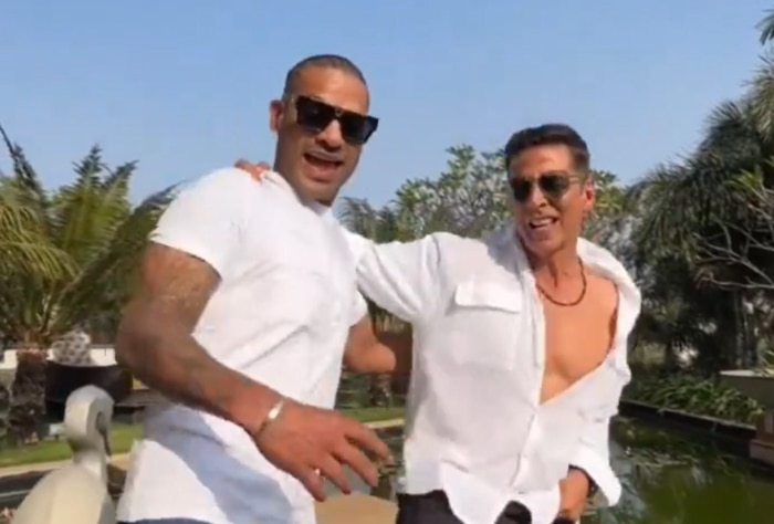 Shikhar Dhawan Shakes Leg With Akshay Kumar, Woos Netizens – WATCH ...