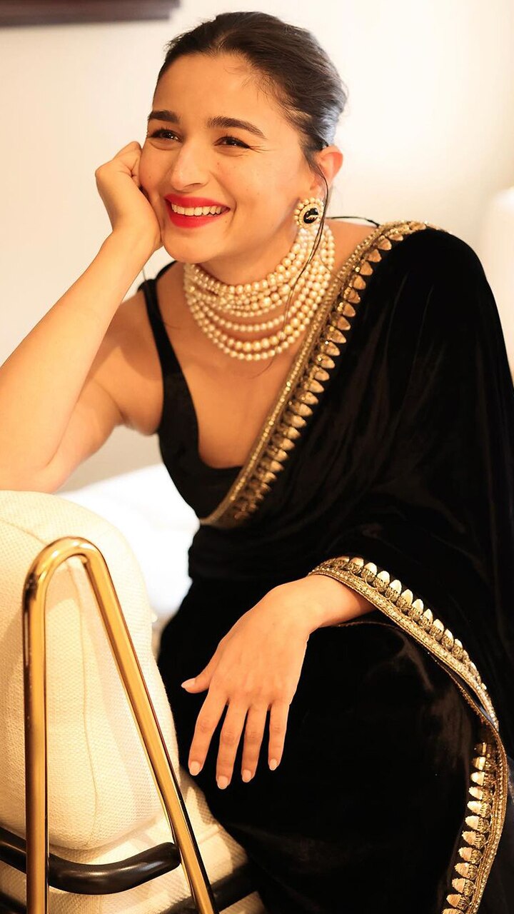 Buy Black Saree & Black Saari Online @AndaazFashion.com