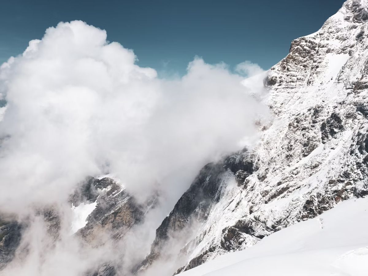 Massive Avalanche Hits Gulmarg; One Dead, 6 Rescued