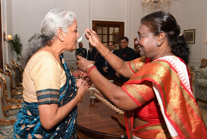 ‘Dahi Cheeni Moment’: President Murmu Feeds Spoon of Good Luck To FM Sitharaman Ahead of Budget 2024