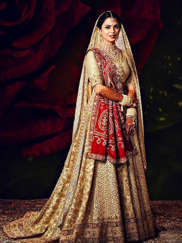 red sabyasachi lehenga with matching jewellery | Bridal lehenga images,  Indian bridal dress, Lehenga images