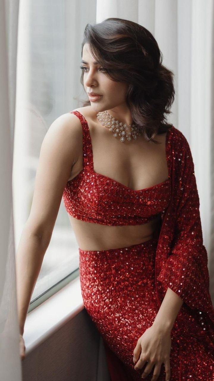 Samantha Dazzles in Red Saree like a New Bride - Love struck