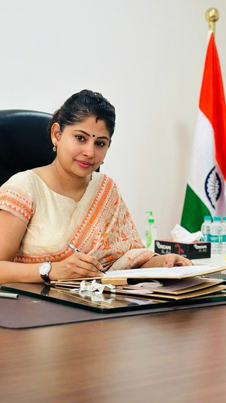 IAS Shraddha Gome: Law graduate, job in London, preparation at home, became  IAS in first attempt