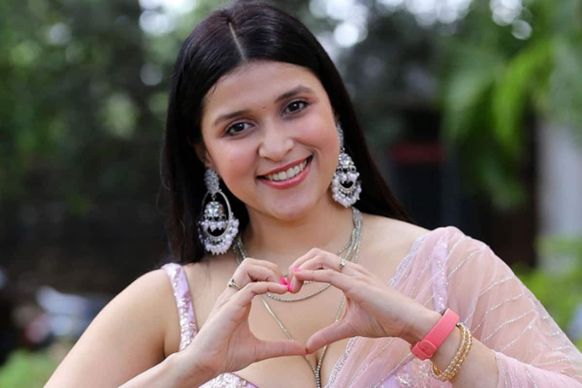 Mannara Chopra Furious At Akasa Air For Rude Behaviour Airline Comes Up  With An Unexpected Reply