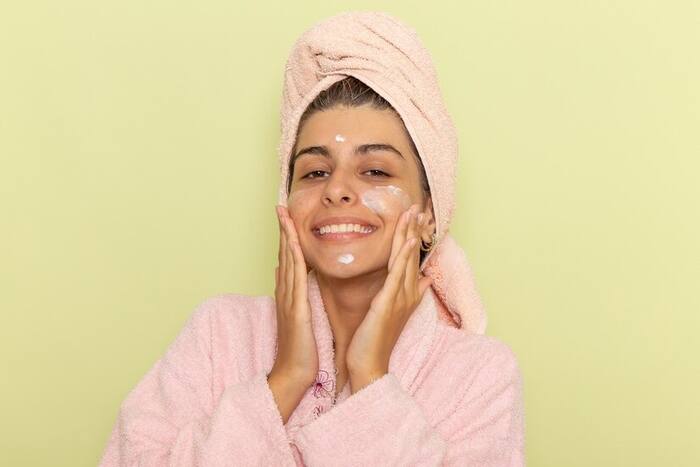 Is Skipping Moisturiser Right For Oily Skin? 6 Reasons Why It is Essential