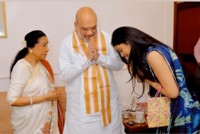 Asha Bhosle Meets Amit Shah, Launches Best of Asha Biography Book Ahead of Her 90th Birthday, See Pics