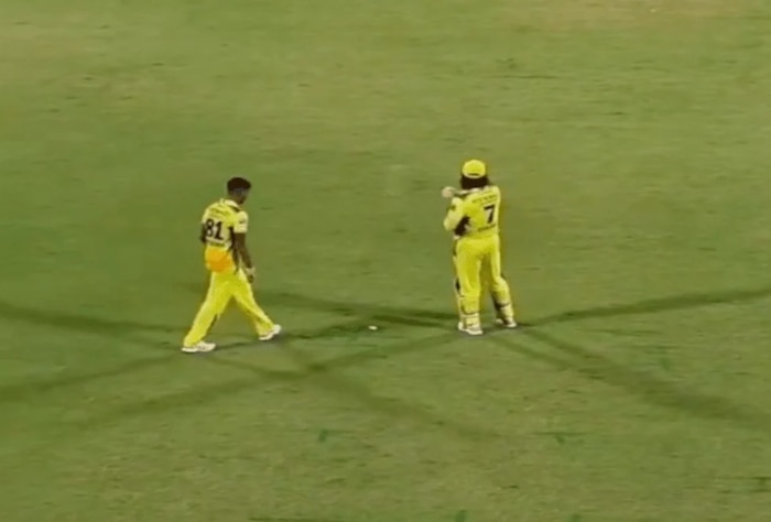 Matheesha Pathirana Touches MS Dhoni Feet Before Bowling