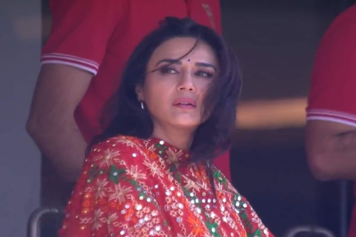 Priety Zintas Beautiful Look Indian Look Steals Show During PBKS vs DC IPL  2024 Match | WATCH VIDEO