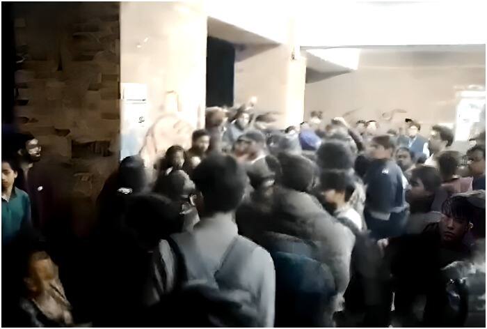 JNU Violence: ABVP, Left Members Clash at Jawaharlal Nehru University; Video Surfaces