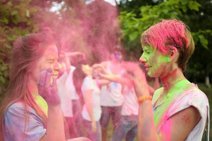 Holi 2024: 5 Beauty Tips to Keep in Mind For a Safe And Vibrant Colour Play