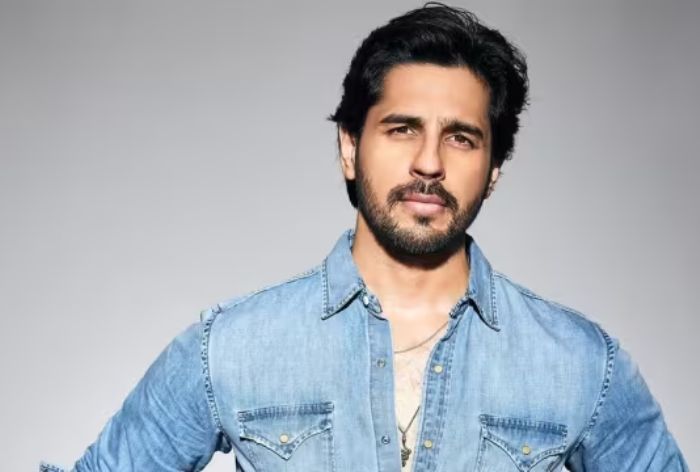 Sidharth Malhotra Seeks Blessing at Kashi Vishwanath Temple on Ocassion of Mahashivratri – WATCH