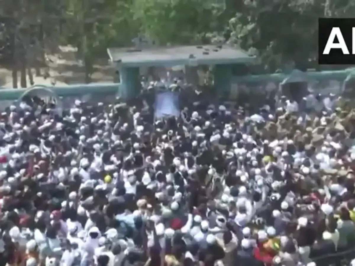 WATCH: Pandemonium At Mukhtar Ansari's Funeral; Supporters Smash Barricades, Storm Cemetery