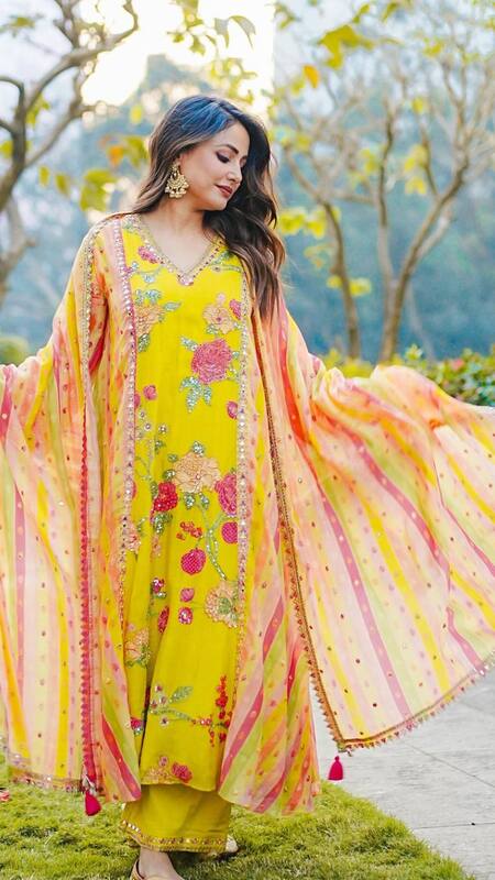 Hina Khan-Inspired 8 Traditional Suits For Navratri