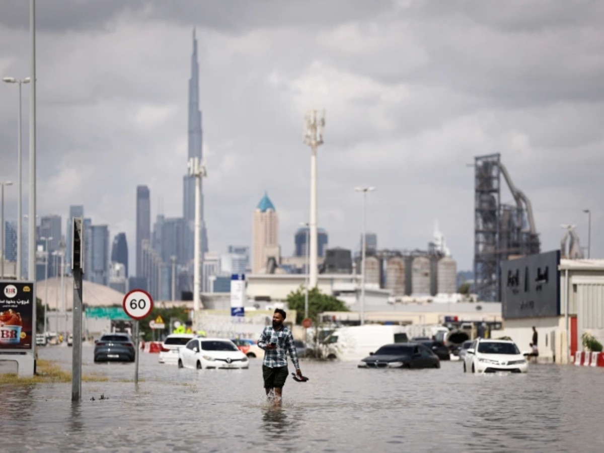 UAE में भारी बारिश से जनजीवन अस्तव्यस्त, सड़कों पर थमी वाहनों की