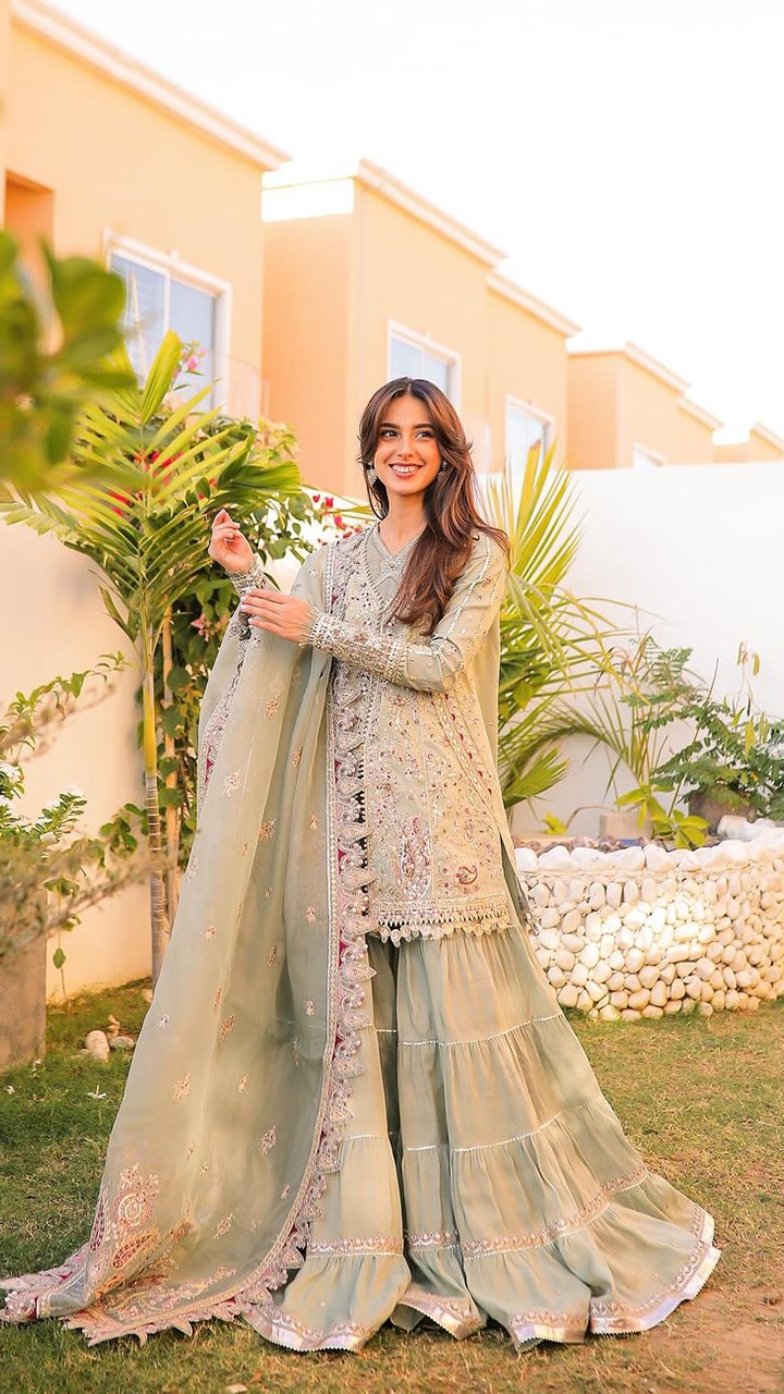 Trendy Eid Outfit Inspo From Pakistani Actress Iqra Aziz Trendy Eid Outfit Inspo From Pakistani Actress Iqra Aziz