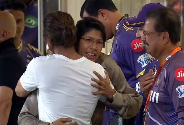 Shah Rukh Khan is currently in Eden Gardens Kolkata where he was seen meeting former India cricketer Jhulan Goswami.