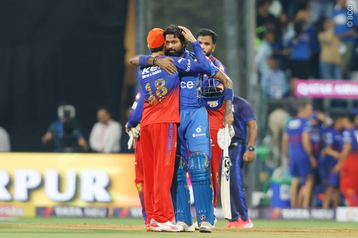 Virat Kohlis HEARTWARMING Hug to Hardik Pandya Despite RCBs Loss vs MI ...