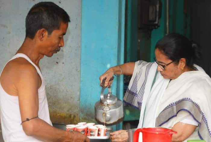 Tea Time With Mamata Banerjee: Bengal CM Serves Hot Tea At Local Stall in Jalpaiguri | Watch