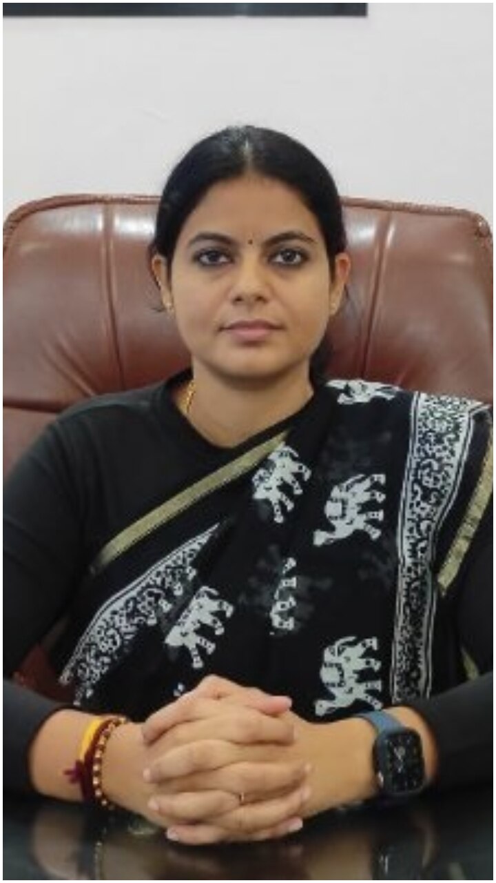 Amethi Collector IAS Nisha Anant Impressive Education