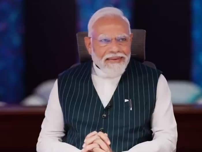 PM Modi Interacts With India's Top Gamers; Tries PC & VR Games | WATCH
