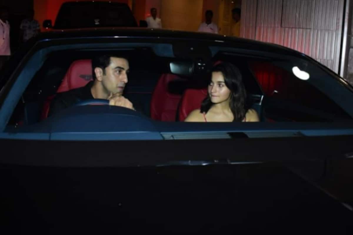 8 करोड़ की कार में घूमने निकले रणबीर और आलिया Ranbir and Alia went out for a ride in a car worth 8 crores,luxury car is Bentley Continental GT V8, which costs Rs 8 crore.The couple enjoyed a dinner date in a shiny royal blue car
