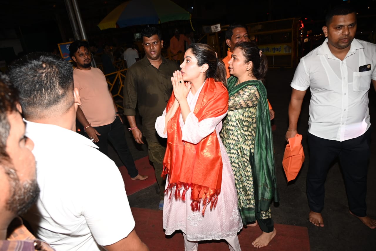 Janhvi Kapoor Celebrates Gudi Padwa With Shikhar Pahariya's Mother | PC: Viral Bhayani