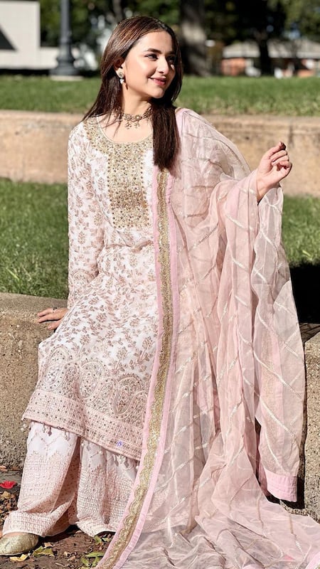 yumna zaidi pink dress Yumna Zaidi is pretty in pink with this Mantra outfit in drama serial Tere Bin Makeup by @jessicapervez @yashwaanjum50 Disclaimer: outfit consists of a dress and blazer both of which are
