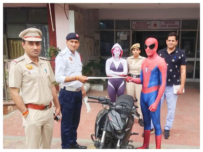दिल्ली की सड़कों पर स्पाइडर मैन बनकर स्टंट करने वाले 'देशी स्पाइडर' और उसकी गर्लफ्रेंड का पुलिस ने काटा चालान