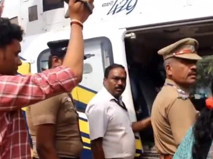 Rahul Gandhi's Helicopter Checked By EC Officials in Tamil Nadu's Nilgiris, Congress Cries Foul