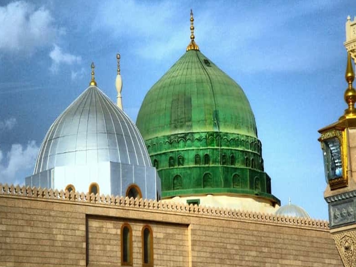 ये तस्वीर masjid al nabwi की है. यहां पैगंबर की कब्र हैं, इस जगह शिया सुन्नी दोनों जाते हैं. 