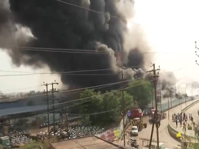 Massive Fire Breaks Out At Power Distribution Company In Raipur's Kota, People Evacuate Homes; Visuals Surface