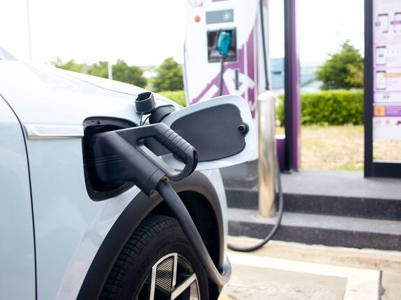 भीषण गर्मी में इलेक्ट्रिक कार चालाते समय इन जरूरी बातों का रखें ध्यान