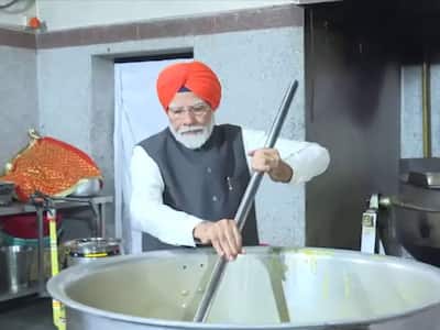 PM Modi Dons Saffron Turban As He Visits Gurudwara Patna Sahib, Serves  Langar - WATCH Video